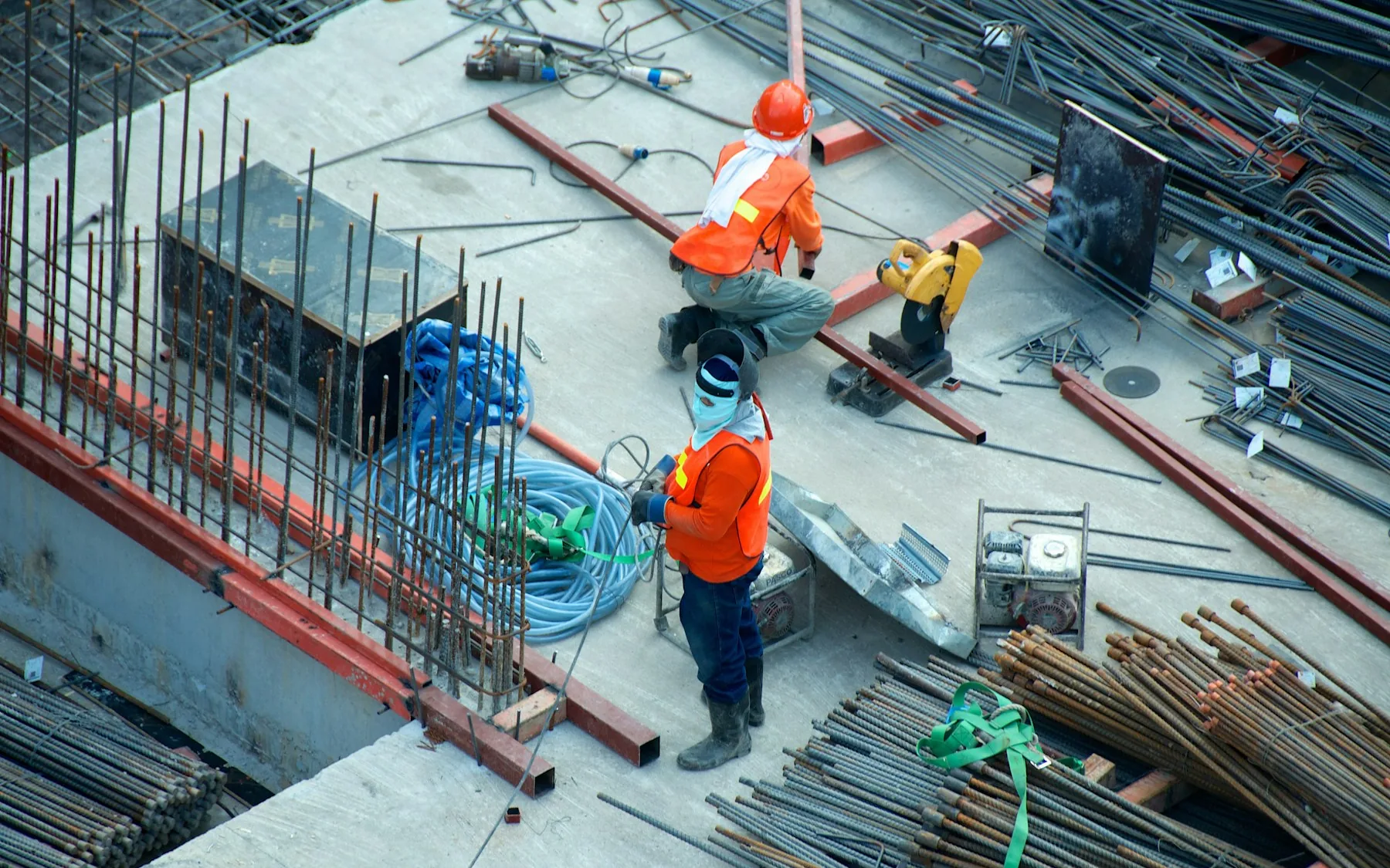 Echipă de constructori pe șantier